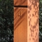 صندوق بريد منظر طبيعي من الصلب كورتن الصلب الصدأ على الرصيف السكني